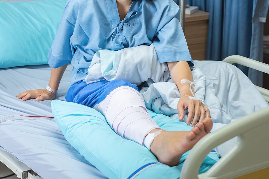hire a lawyer to sue carnival cruise line after an injury